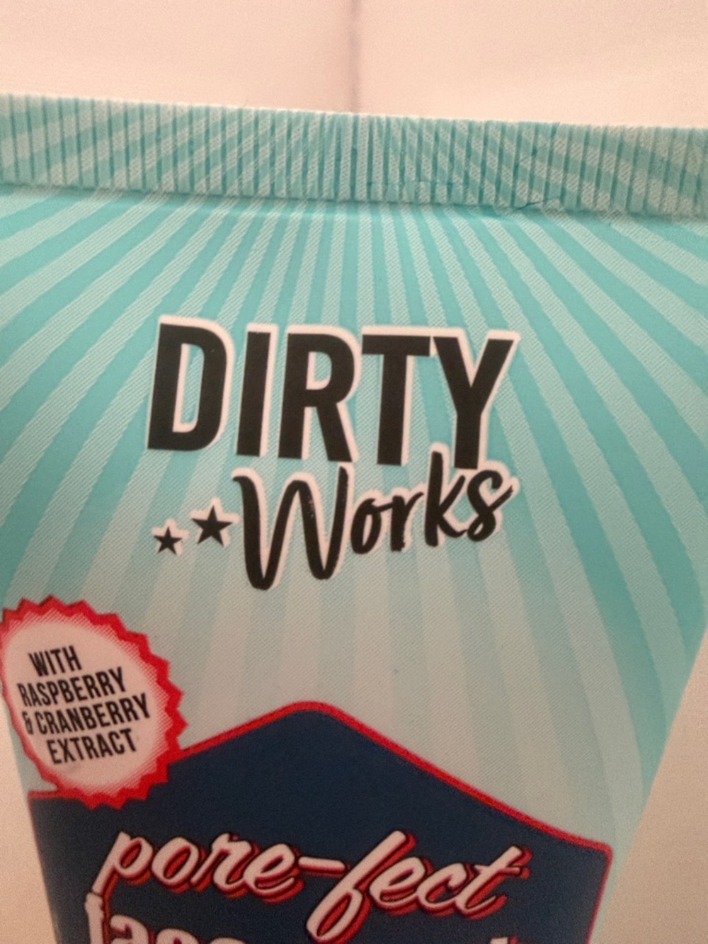Dirty Works Pore-fect Face Scrub Raspberry Cranberry Extract & Reviving Menthol - Picture 5 of 9
